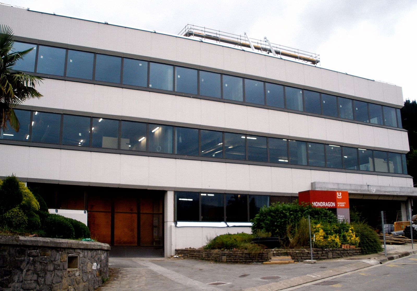 The low glass-fronted headquarters building of the Mondragon Corporation in Arrasate