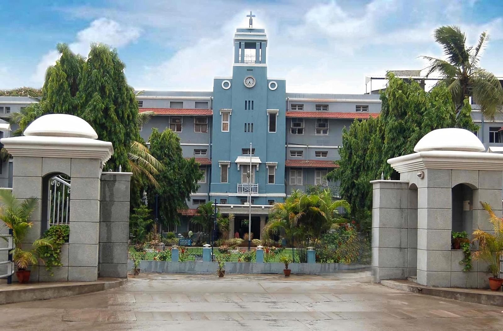 The main building and gate of Christian Medical College Hospital, Vellore
